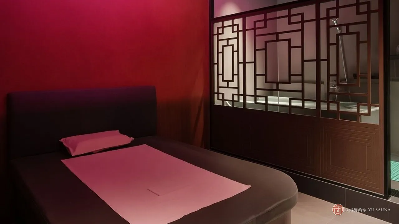 八湯御桑拿獨立按摩房，按摩床與木格柵屏風後的浴缸